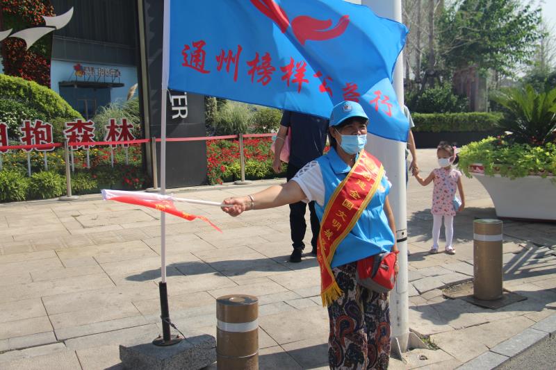 <strong>骚逼美女被爆操</strong>